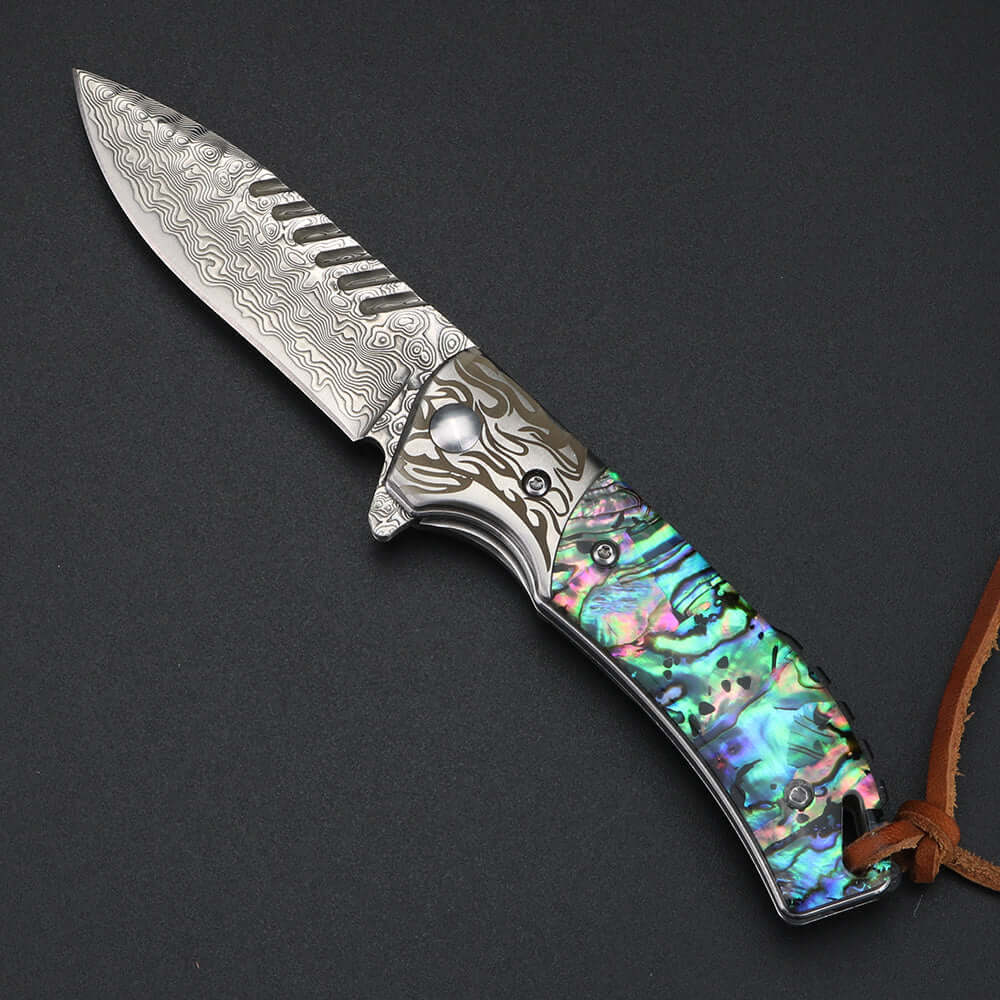 Damascussandwich steel folding knife with intricate blade pattern and colorful handle, accompanied by a leather case.